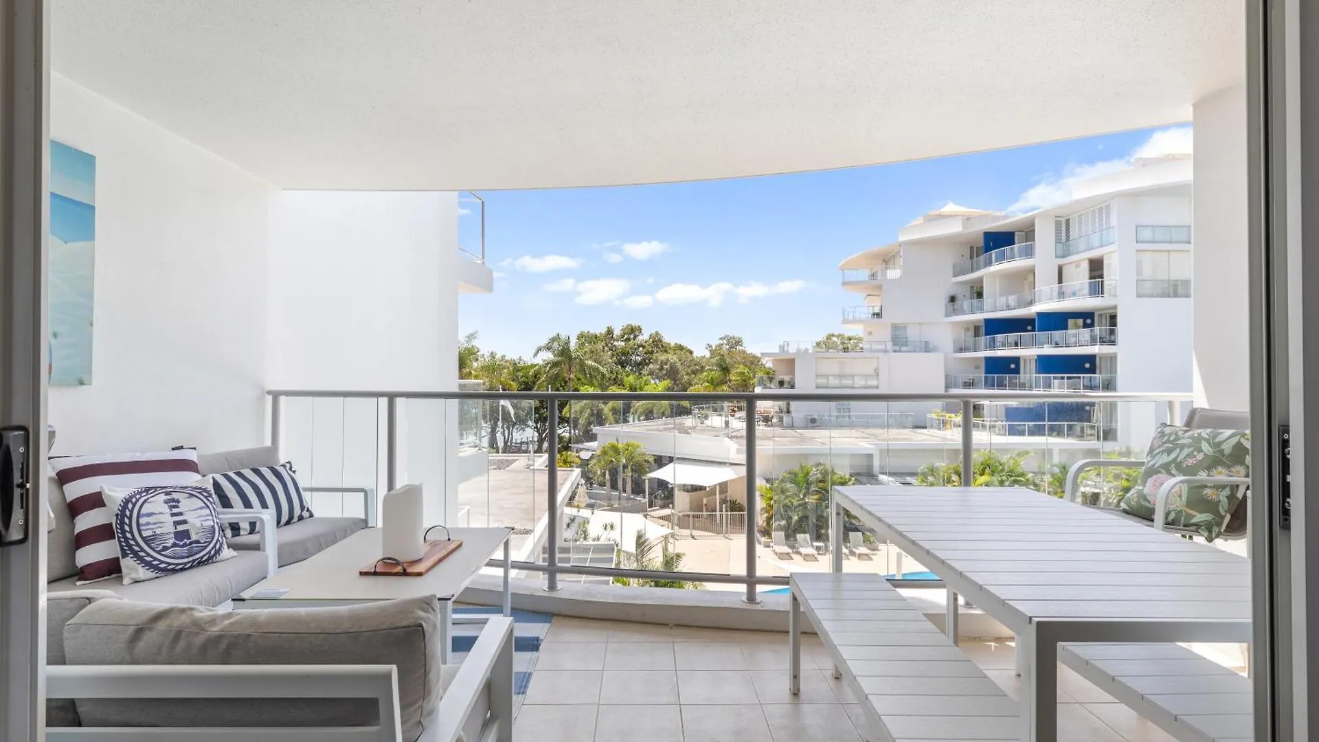 2Br 2Ba Apartment In Resort On The Esplanade With 2 Pools, Spa, Gym, And Parking Urangan