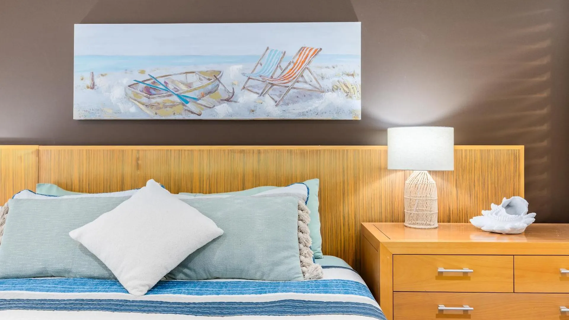 2Br 2Ba Apartment In Resort On The Esplanade With 2 Pools, Spa, Gym, And Parking Urangan